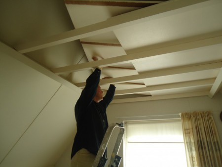 zolder Carmens kamertje verwijderen